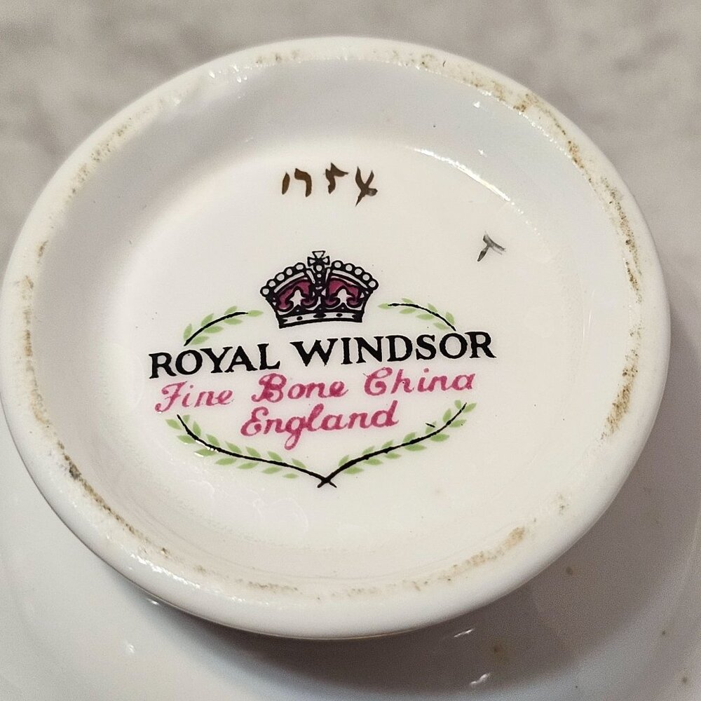 Vintage Poinsettia Teacup Royal Windsor Fine Bone China England - Picture 8 of 8